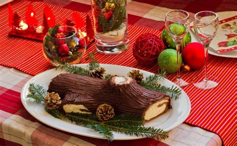 Infolgrafika zobrazujúca adventný veniec, tradičné vianočné jedlá na stole a vianočný stromček