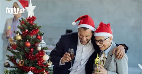 Obrázok: Šťastní kolegovia na vianočnom večierku v elegantnom business casual oblečení