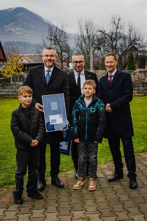 Záber na hrdých rodičov a študentov v spoločenských odevoch počas slávnostného večera.