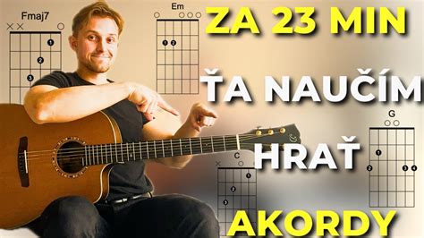 Akordy na gitare alebo notová osnova s vianočným motívom
