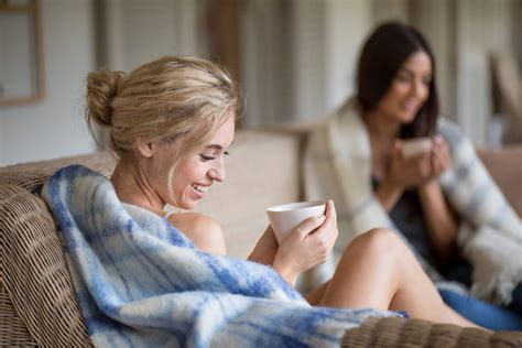 Žena relaxujúca v teple s horúcim čajom a dekou