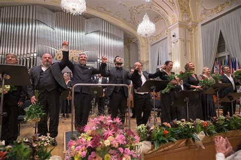 Záber na koncertné pódium Hany Zagorovej so sprievodnou kapelou Boom!Band