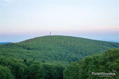 Panoramatický pohľad z vrcholu Veľkej Javoriny na okolité pohoria