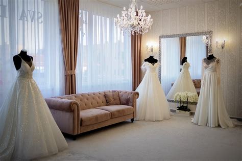 Interiér svadobného salónu s ukážkou šiat