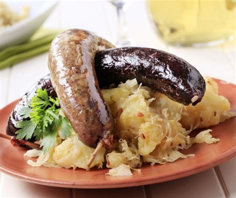 Foto rôznych zabíjačkových výrobkov: klobásy, jaternice, oškvarky