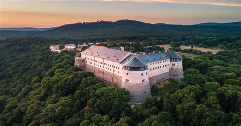 Panoramatický pohľad na hrad Červený Kameň v zimnej atmosfére