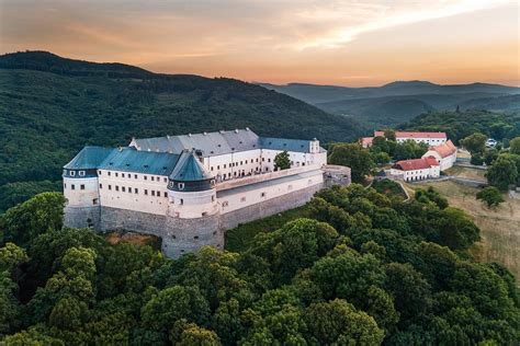 Fotografia Mikuláša s anjelom a čertom na hrade Červený Kameň