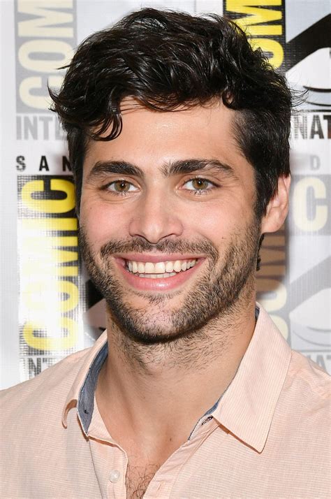 Matthew Daddario ako Channing vo filme Pozdravy zo spermobanky