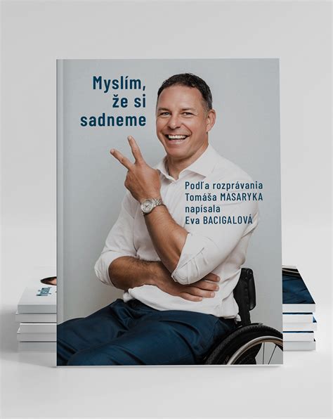 Motivačná kniha s otvorenou obálkou na stole