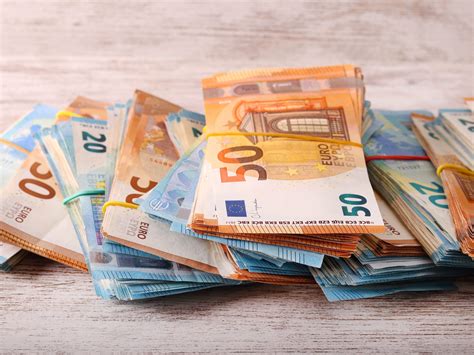 Kreatívne darované peniaze v ozdobnom rámčeku alebo obálke