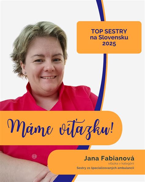 študentka s úsmevom a sebavedomím drží mikrofón a hovorí, udržiavajúc očný kontakt s publikom
