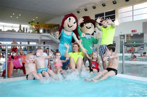 Tematické foto: Rodina s deťmi v aquaparku alebo počas veľkonočného programu