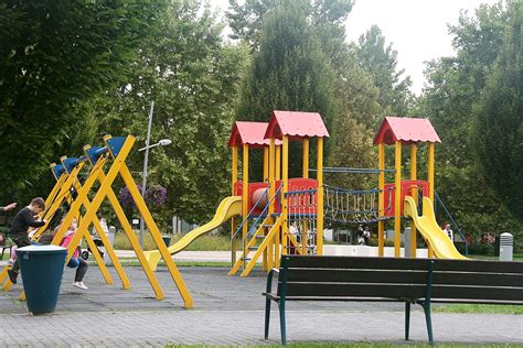 Tematické foto: Detské ihrisko s hracími prvkami a deťmi