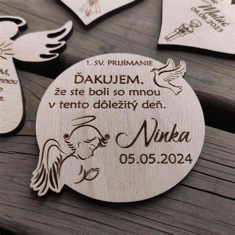 Detailný záber na slávnostnú výzdobu stola s motívom kalicha a oblátky pre prvé sväté prijímanie