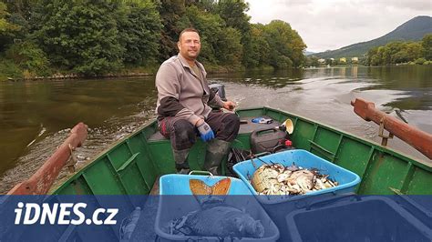 Rybár v termoprádle a fleecovej čiapke pri rybolove v chladnom počasí