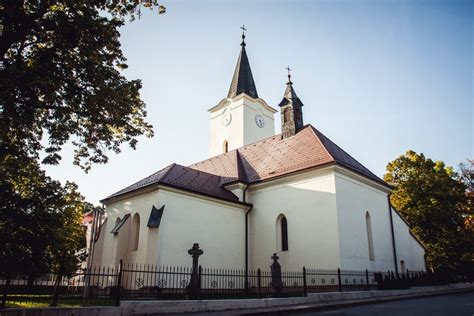 Tematické foto: Kostol sv. Martina v Trstenej počas slávnosti, procesia