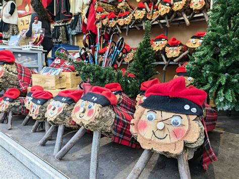 Tió de Nadal s dekou a namaľovanými očami, okolo ktorého sú položené darčeky