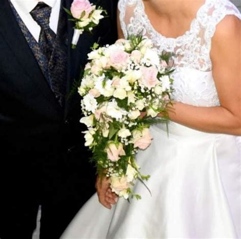 Detail svadobnej kytice s hradným pozadím