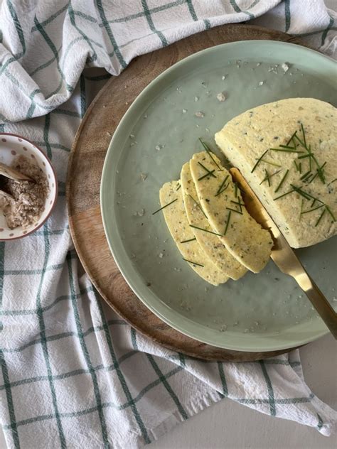 Ingrediencie na veľkonočnú hrudku: vajcia, mlieko, soľ, bylinky