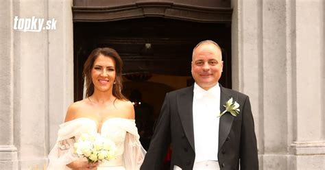 foto šťastných mladomanželov tancujúcich