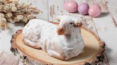 Tematické foto: ozdobený veľkonočný baránok s mašľou