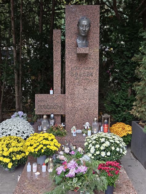 Rodina zdobiaca hrob počas Dušičiek
