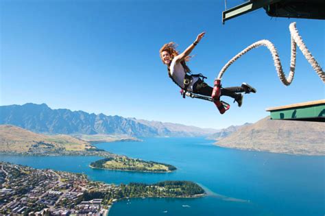 Osoba na bungee jumpingu alebo pri ochutnávke vína
