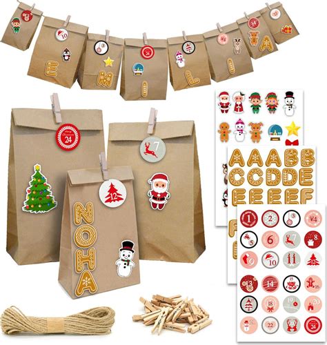 Schéma zavesenia papierových vreciek na špagát s vianočnými ozdobami a číselným označením.