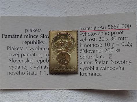 Detailný pohľad na razbu pamätnej medaily s vyobrazením štátnych symbolov alebo významných historických osobností