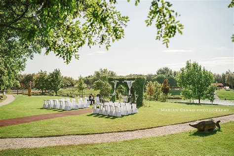 fotografia romantického miesta pre svadobný obrad (záhrada alebo historický objekt)