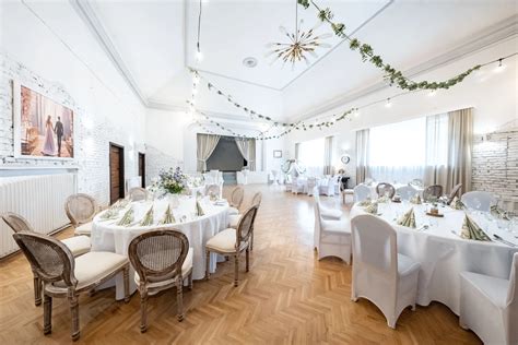 Fotografia slávnostne vyzdobenej sály pre oslavy s kapacitou 100 osôb