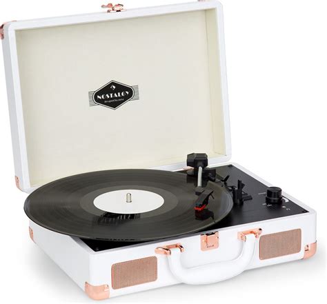 Moderný gramofón s kolekciou vinylových platní.