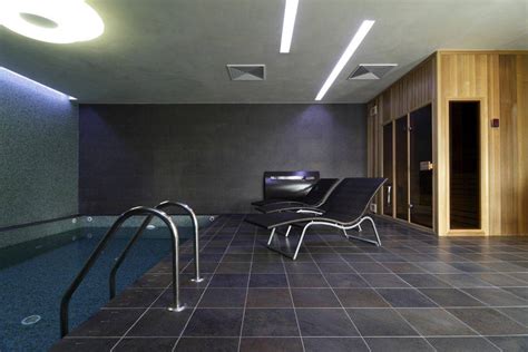 Relaxačné prostredie wellness centra s bazénom a saunou.