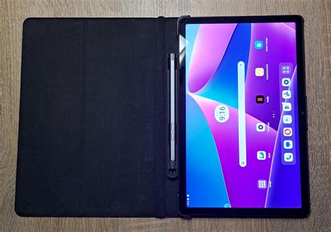 Moderný tablet s puzdrom a stylusom.