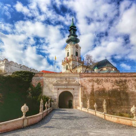 Tematická fotografia Zariadenia pre seniorov ZOBOR s výhľadom na Nitriansky hrad a záhradou