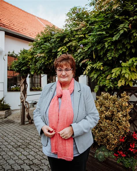 Fotografia personálu zariadenia pre seniorov v interakcii s prijímateľmi služieb