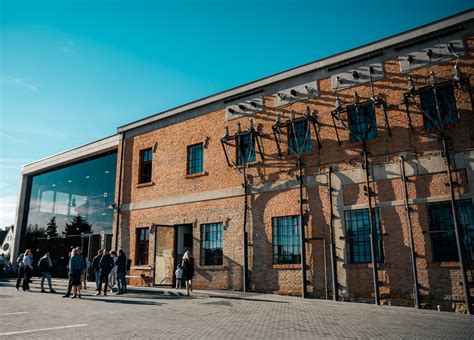 Tematické foto: Exteriér zrekonštruovanej budovy Elektrárne Piešťany, kde sa spája industriálny a moderný štýl