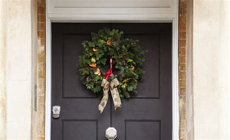 Tematické foto: vianočný veniec na balkónových dverách