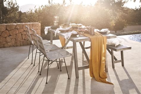 Tematické foto: útulné zimné posedenie na balkóne s dekou a sviečkami