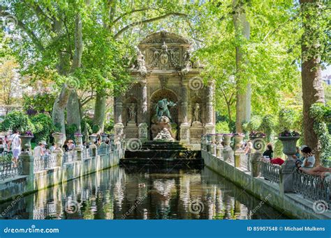 People relaxing by the fountain in Luxembourg Gardens