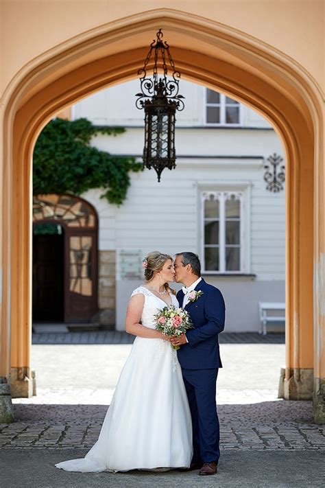 Tematická fotografia svadobného páru v historickom prostredí zámku alebo kaštieľa