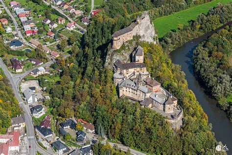 Panoramatická fotografia jedného z najznámejších slovenských hradov (napr. Bojnického alebo Oravského)