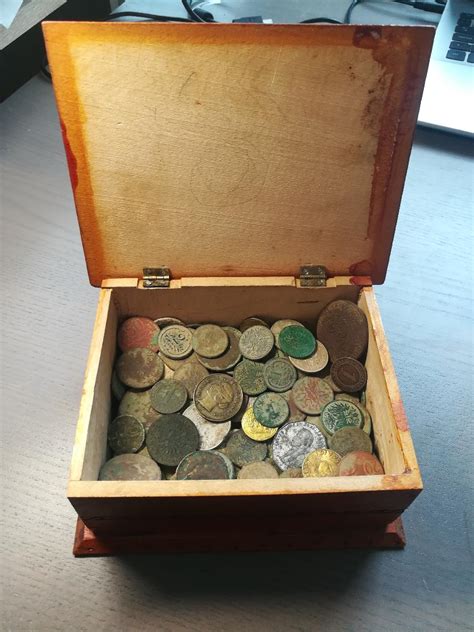 truhlica plná lesklých mincí