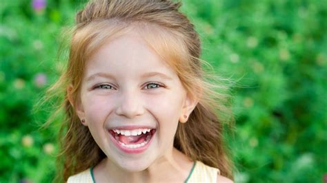 Tematické foto: Šťastné dieťa s halloweenskym maľovaním na tvár
