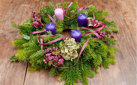 Skladba materiálov pre adventný veniec (čečina, šišky, sviečky)