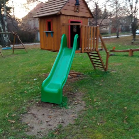 Detské ihrisko v parku s hracími prvkami