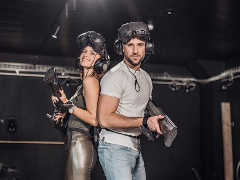 Skupina ľudí hrajúca VR hry vo futuristickom prostredí