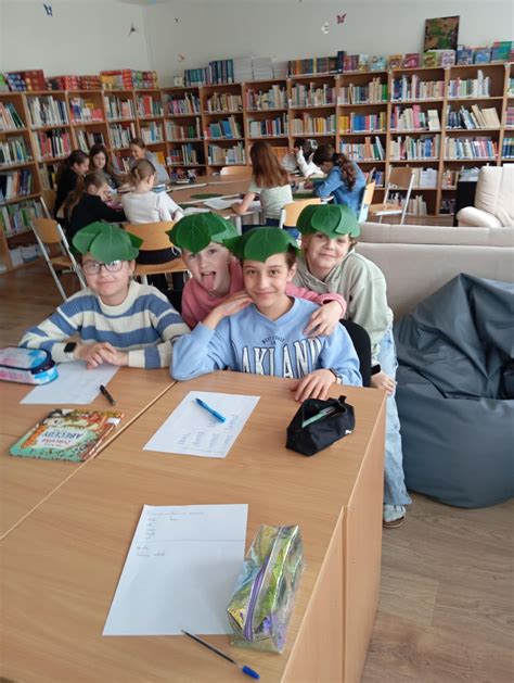 Tematické foto oslavy v školskej knižnici s deťmi a knihami