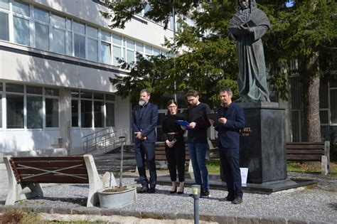 učitelia a študenti na spoločnej slávnosti, ilustrácia vďačnosti