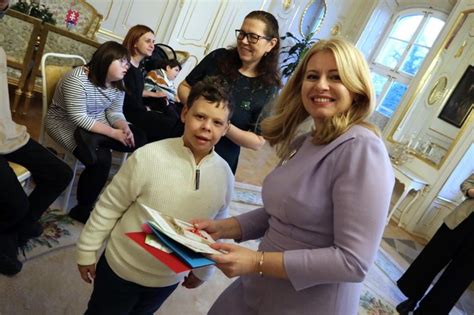 rodičia tancujúci so svojimi dospievajúcimi deťmi na venčeku